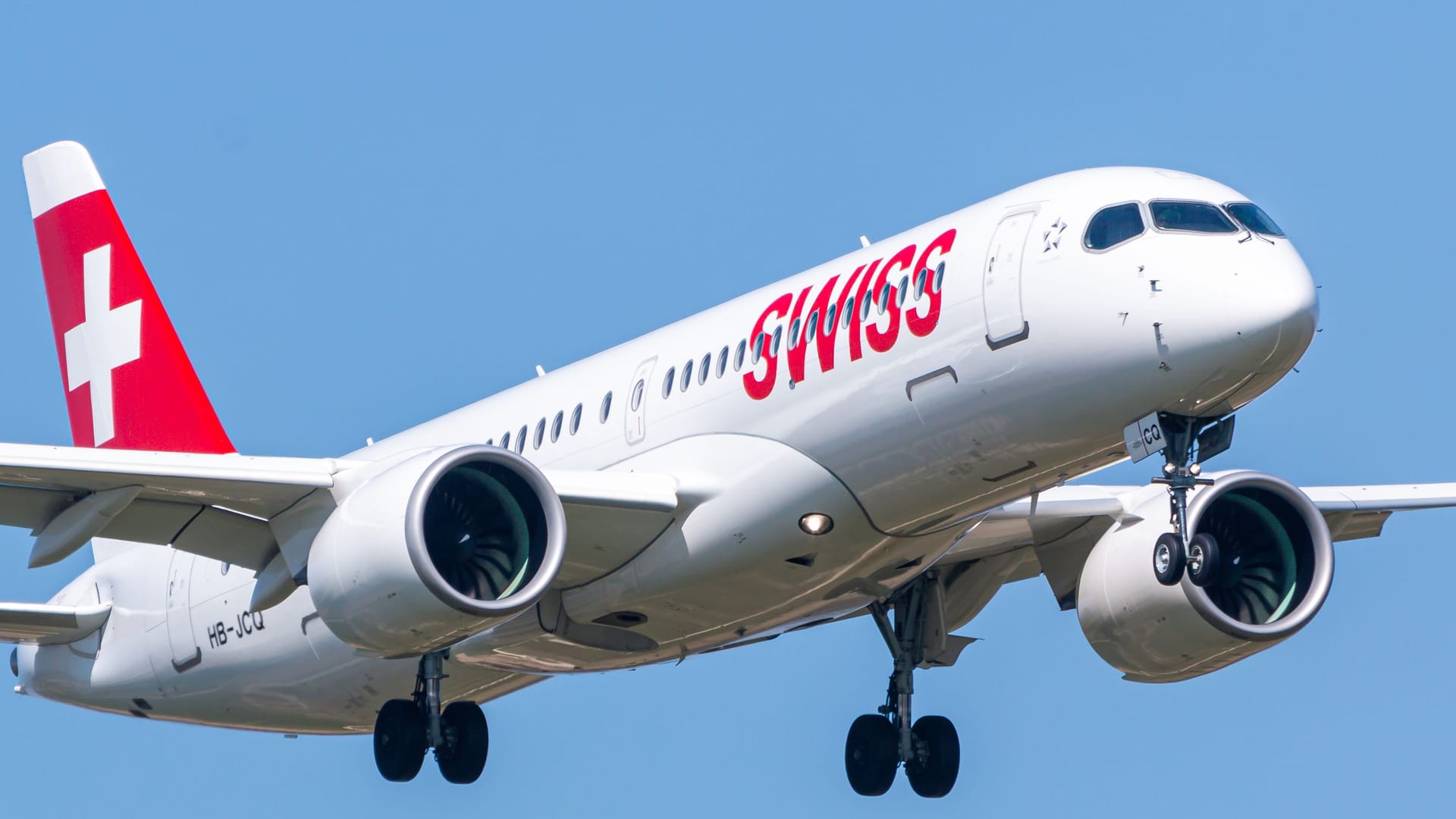 Ein Airbus A220 der Airline Swiss International (Symbolbild): Aus Vorsicht musste der Pilot seine Maschine zwischenlanden.