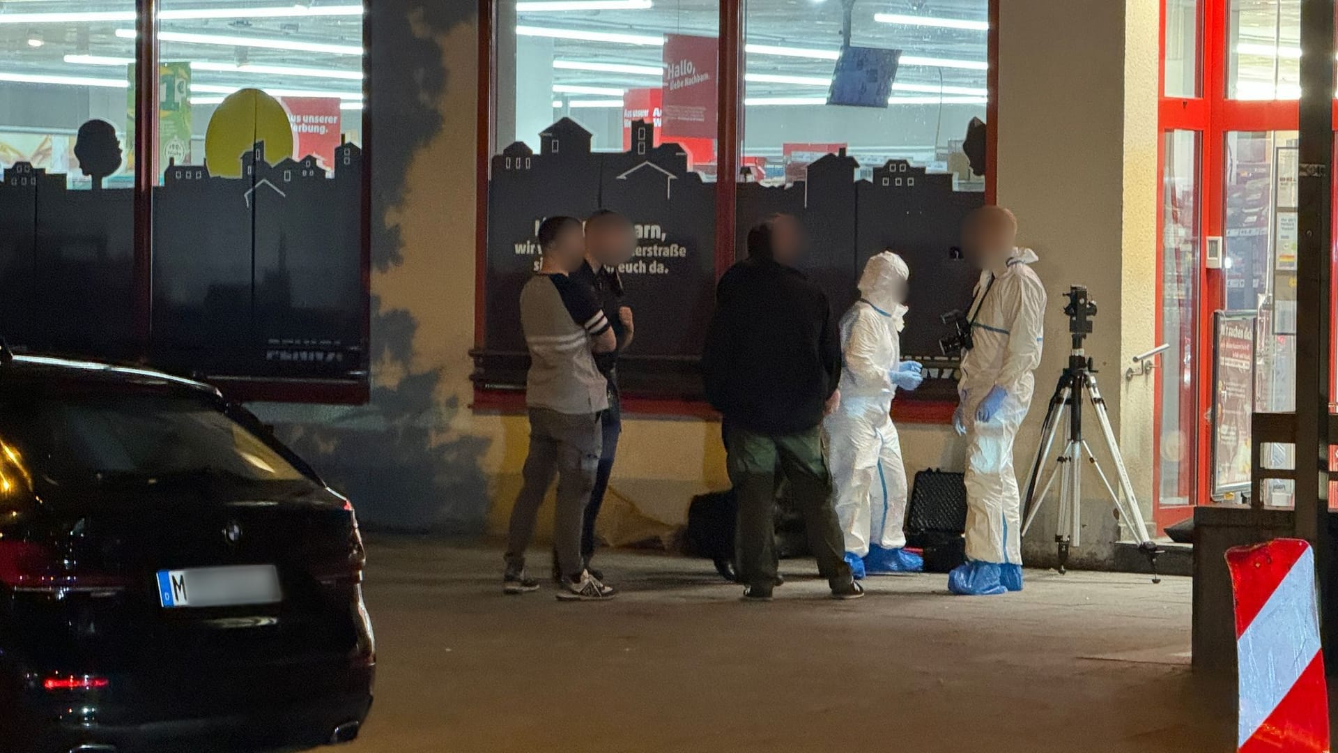 Beamte der kriminaltechnischen Abteilung der Polizei untersuchen einen Tatort in einem Supermarkt im Münchner Stadtteil Sendling.