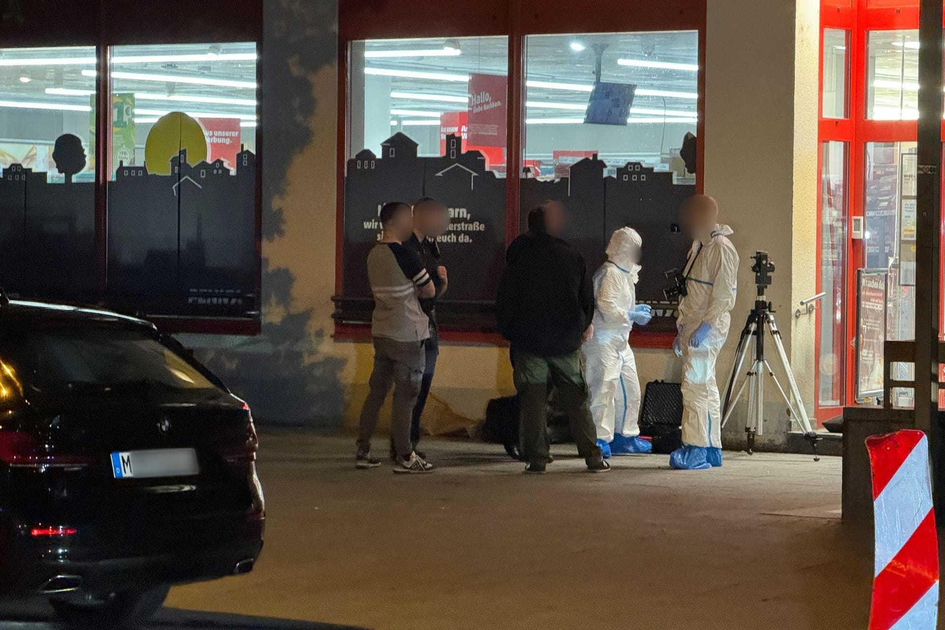 Beamte der kriminaltechnischen Abteilung der Polizei untersuchen einen Tatort in einem Supermarkt im Münchner Stadtteil Sendling.