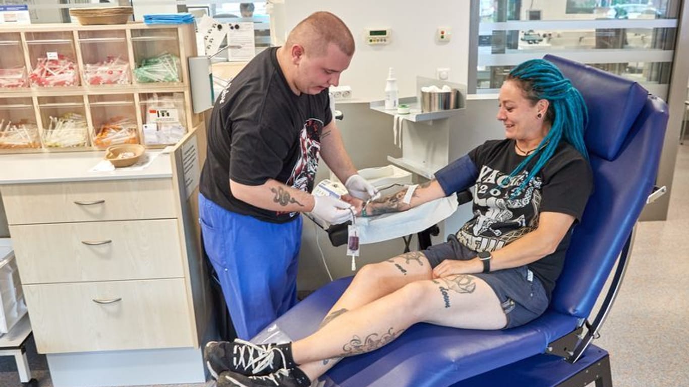 Medizinischer Fachangestellter nimmt Spenderin Blut ab (Symbolbild): Trotz Hitze sei es gesundheitlich unbedenklich, zu spenden, teilte das Deutsche Rote Kreuz mit.