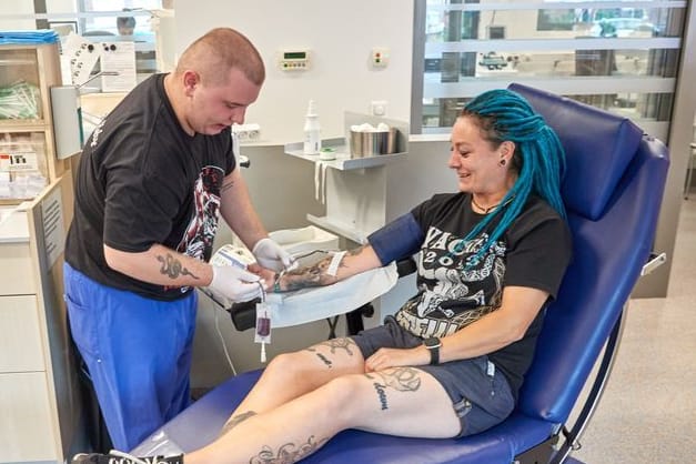 Medizinischer Fachangestellter nimmt Spenderin Blut ab (Symbolbild): Trotz Hitze sei es gesundheitlich unbedenklich, zu spenden, teilte das Deutsche Rote Kreuz mit.