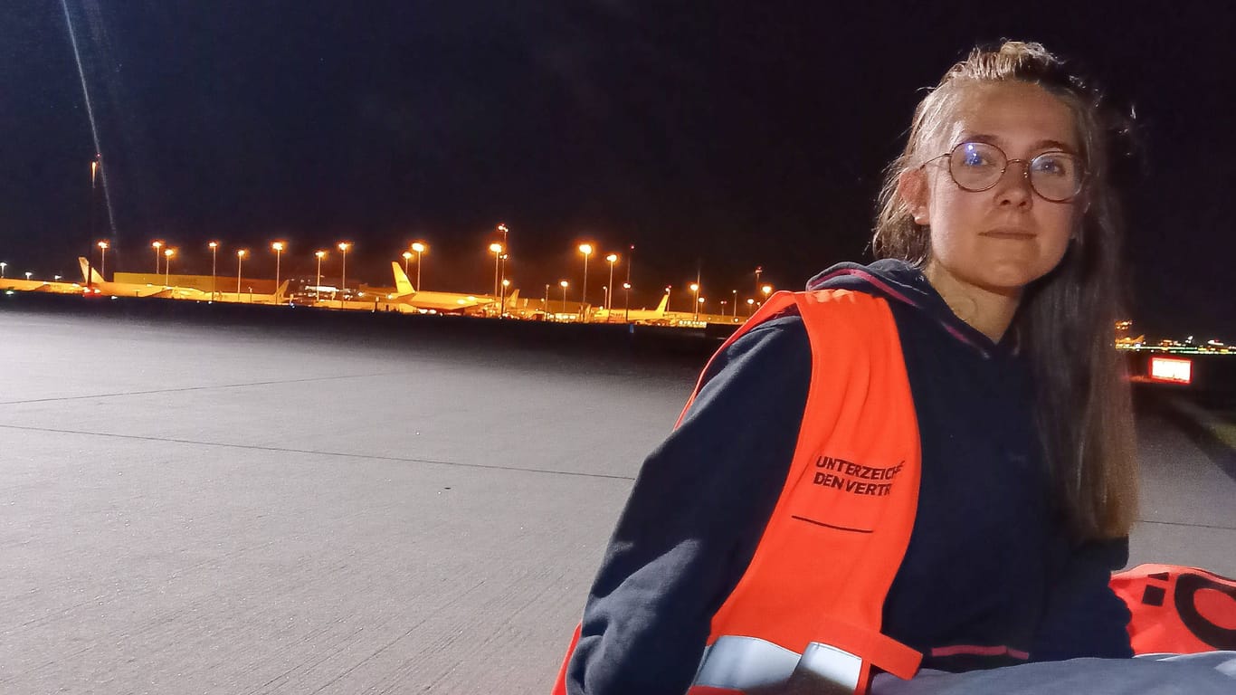 Eine Vertreterin der Letzten Generation am Flughafen Leipzig/Halle: Die Klimaaktivisten stören den Flugverkehr.