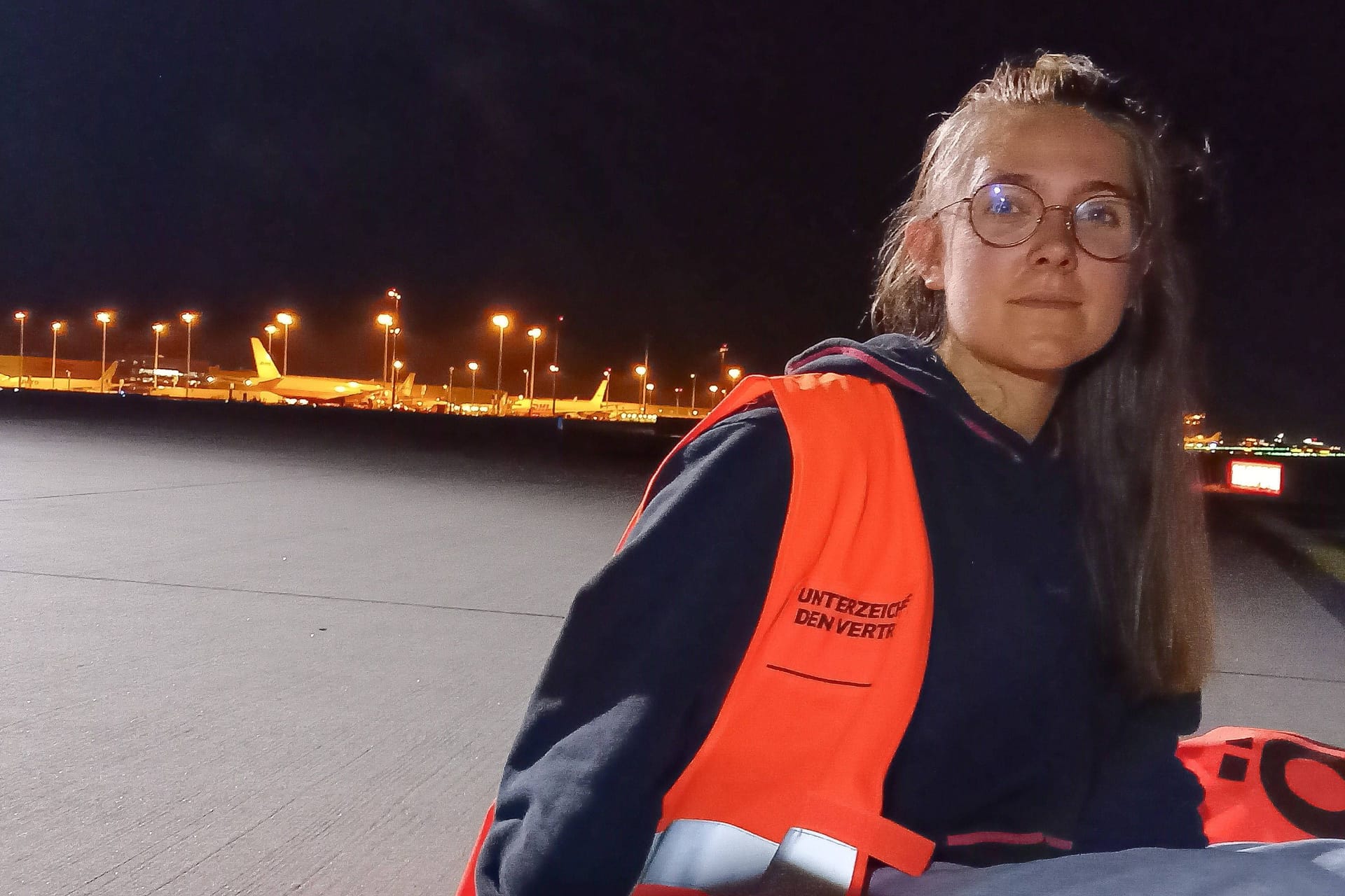 Eine Vertreterin der Letzten Generation am Flughafen Leipzig/Halle: Die Klimaaktivisten stören den Flugverkehr.