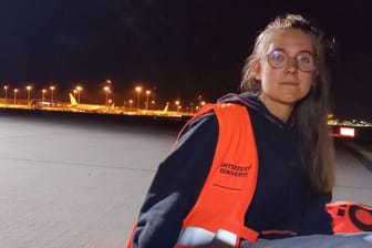 Eine Vertreterin der Letzten Generation am Flughafen Leipzig/Halle: Die Klimaaktivisten stören den Flugverkehr.