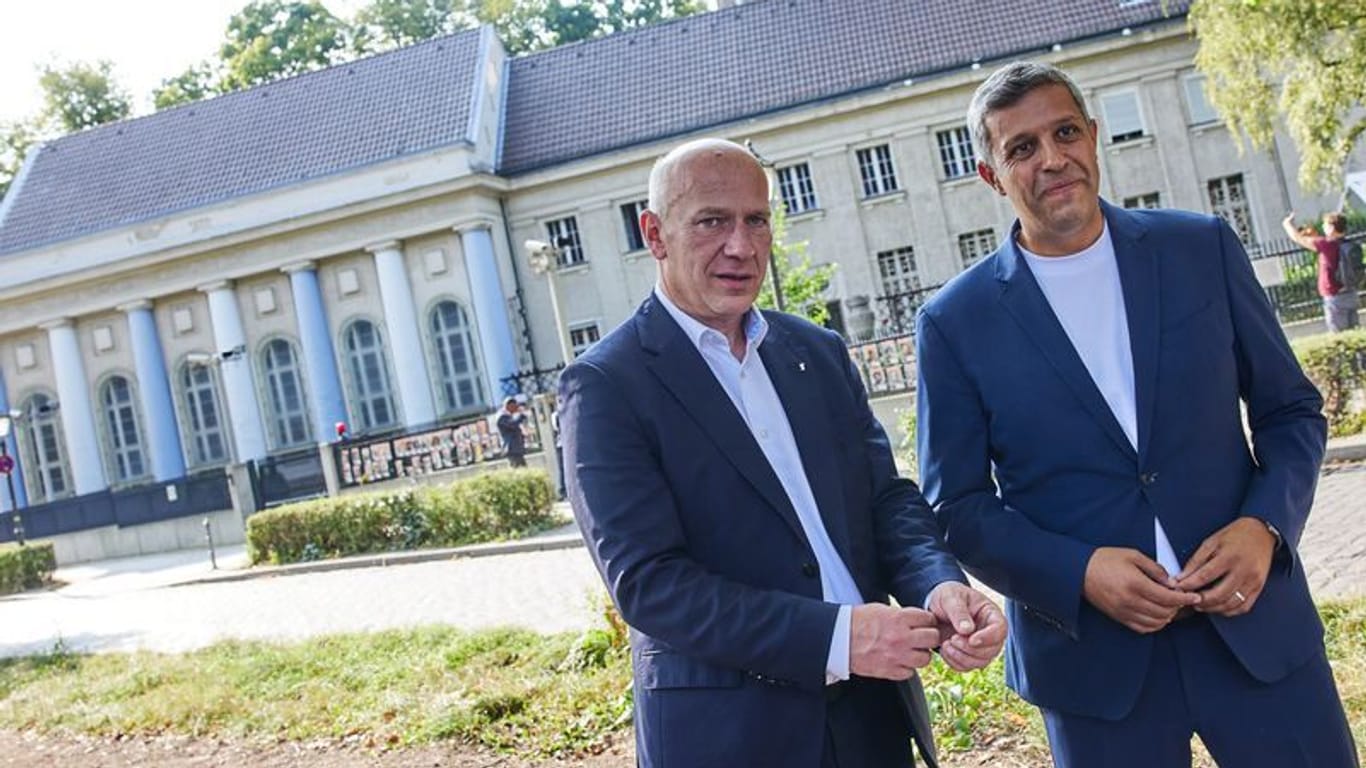 Raed Saleh (r, SPD), Fraktionsvorsitzender im Berliner Abgeordnetenhaus, und Kai Wegner (CDU), Regierender Bürgermeister von Berlin, stehen während einem Besuch des Islamischen Kulturzentrums der Bosniaken in Berlin e.V. vor der Synagoge am Fraenkelufer.