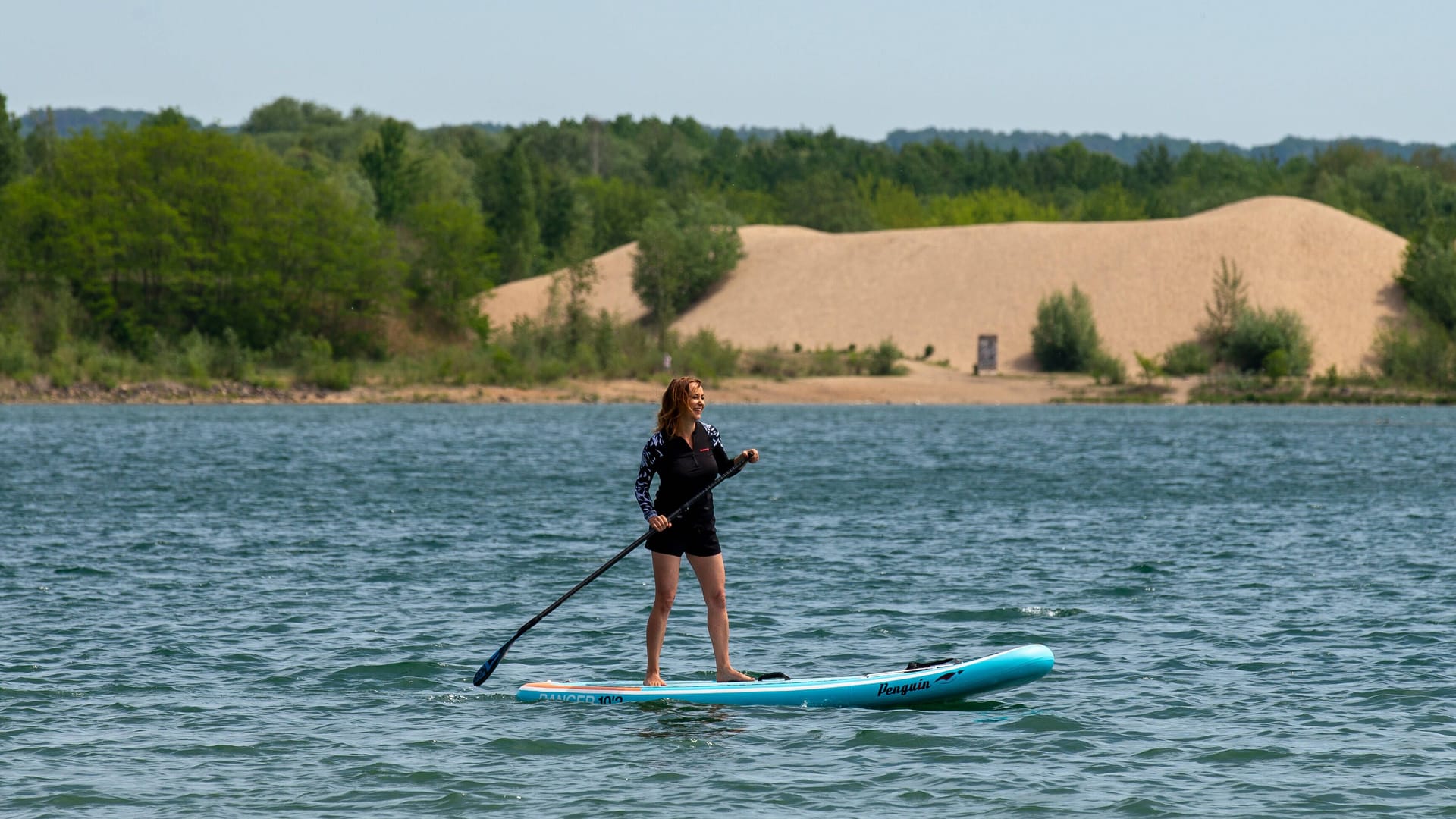 Eine Stand-up-Paddler auf dem Badesee Birkwitz: