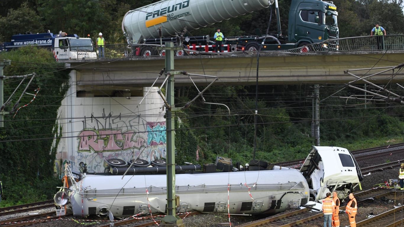 Lastwagen stürzt von Brücke auf Bahngleise