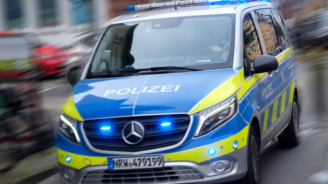 Polizeiwagen im Einsatz (Symbolbild): Der Verdächtige kommt wahrscheinlich in Untersuchungshaft.