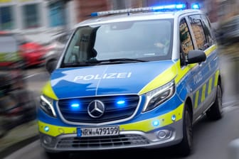 Polizeiwagen im Einsatz (Symbolbild): Der Verdächtige kommt wahrscheinlich in Untersuchungshaft.