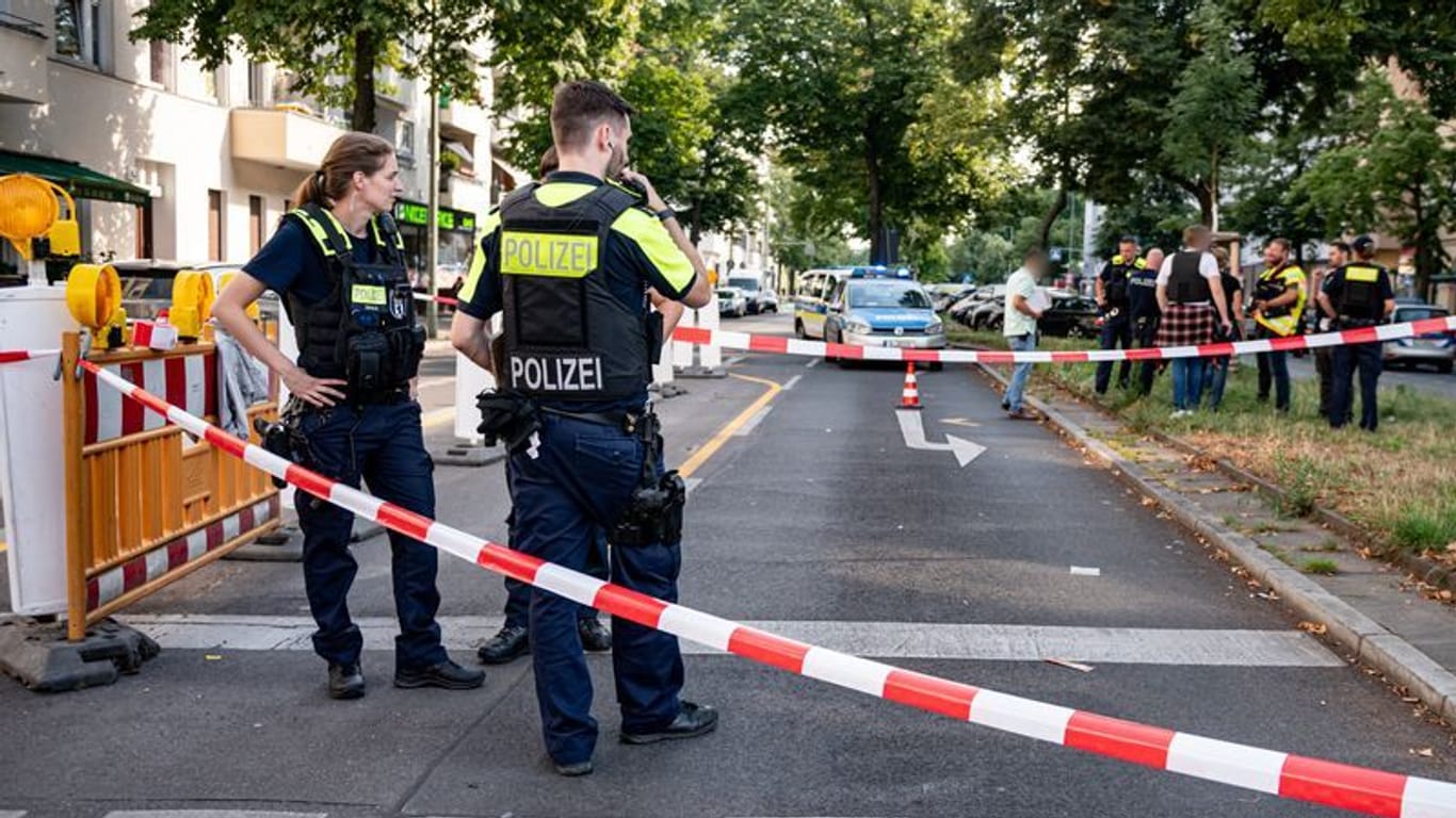 Die Berliner Polizei hat die Straße um den U-Bahnhof Mierendorffplatz nach einem Polizeieinsatz abgesperrt: Polizisten haben in Berlin-Charlottenburg auf eine Frau geschossen.