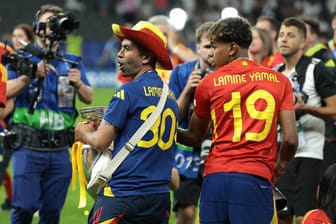 Mounir Nasraoui und Lamine Yamal im Olympiastadion von Berlin nach dem Gewinn der Europameisterschaft.