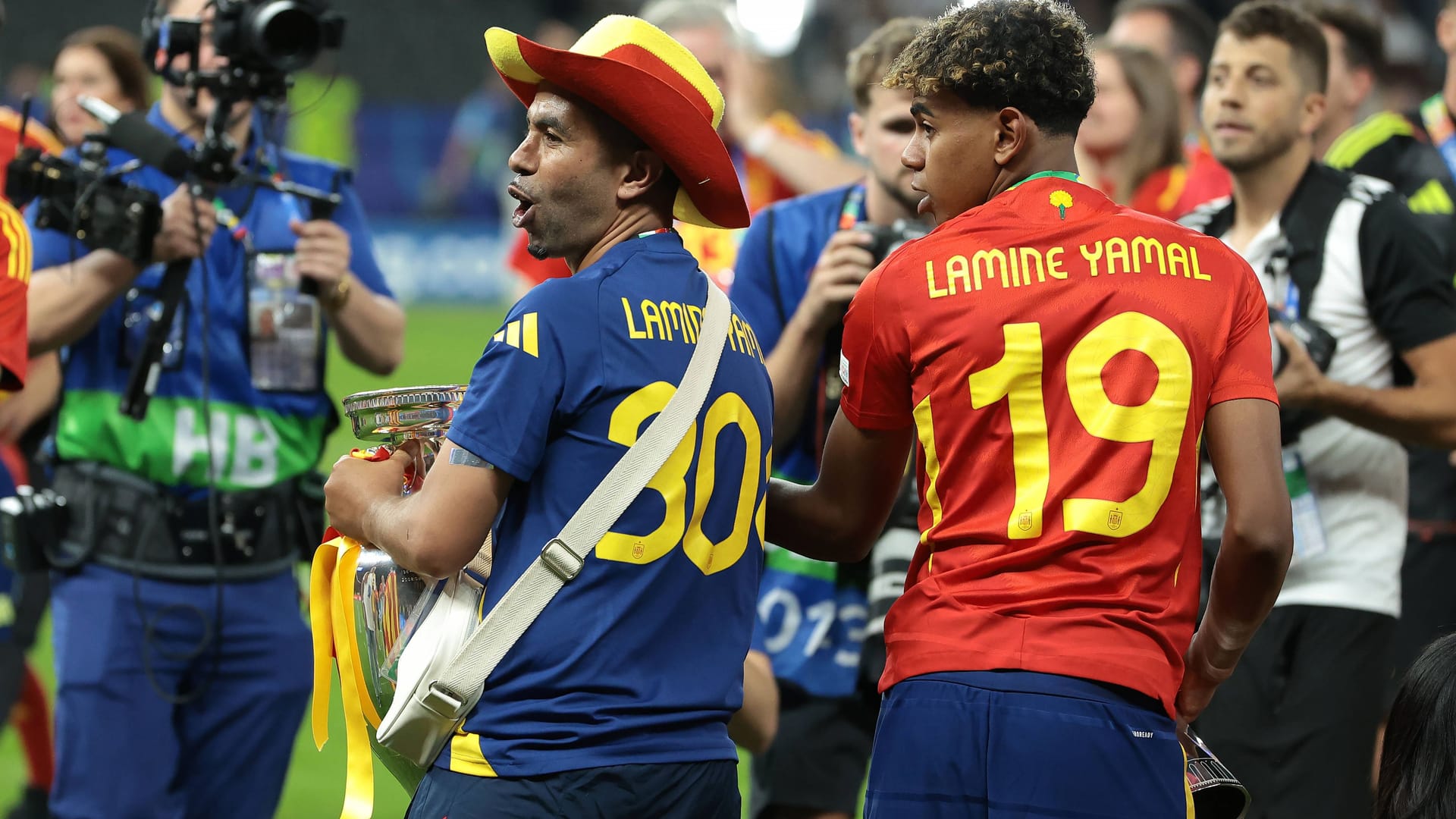 Mounir Nasraoui und Lamine Yamal im Olympiastadion von Berlin nach dem Gewinn der Europameisterschaft.