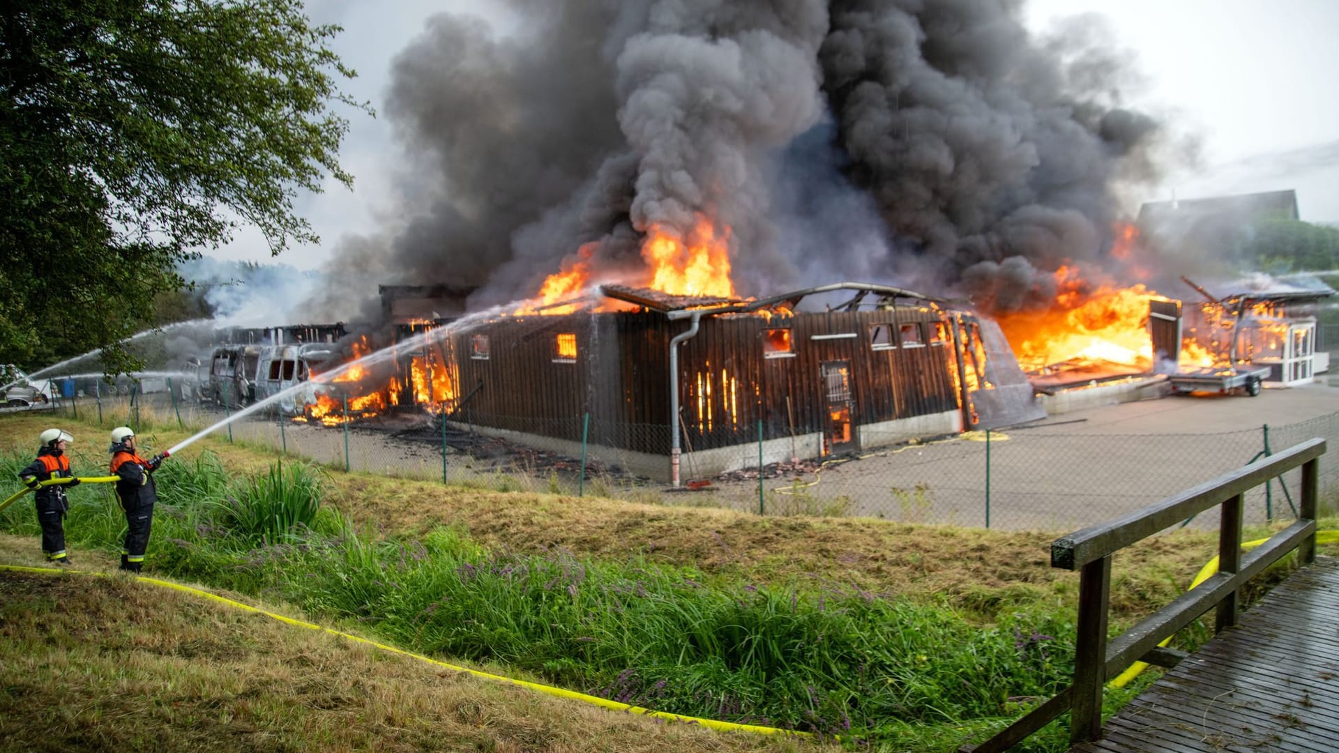 Lagerhalle mit 60 Autos abgebrannt - Millionenschaden