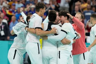 Grenzenloser Jubel bei den deutschen Handballern: Sie schalteten Gastgeber und Titelverteidiger Frankreich im Viertelfinale der Olympischen Spiele aus.