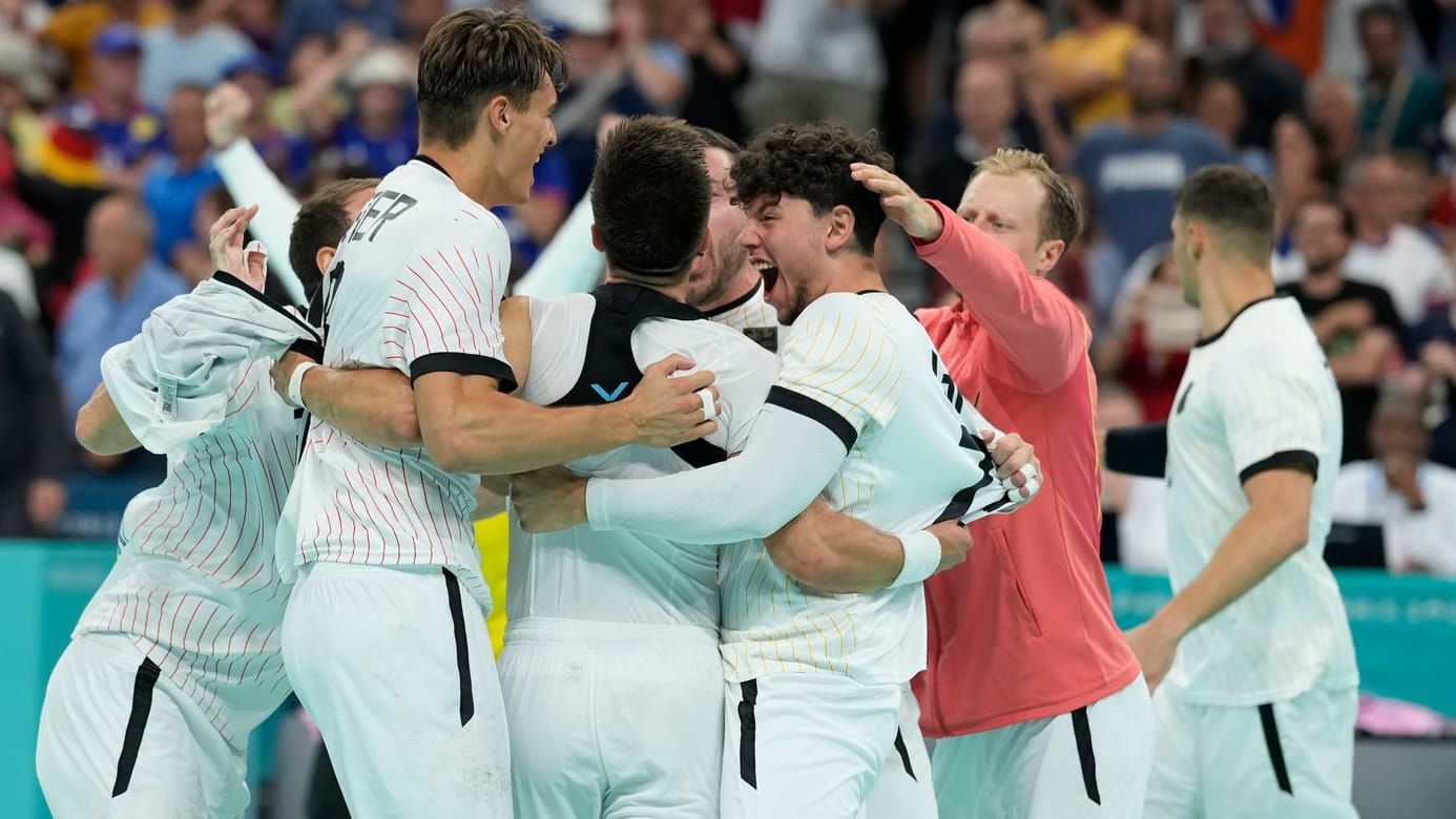 Grenzenloser Jubel bei den deutschen Handballern: Sie schalteten Gastgeber und Titelverteidiger Frankreich im Viertelfinale der Olympischen Spiele aus.