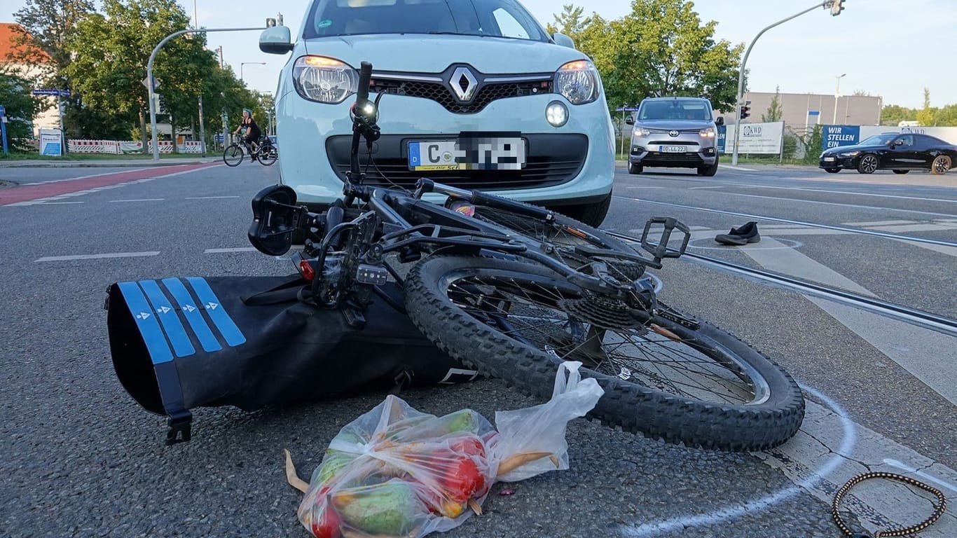 Sachsen / Dresden: Am 22.08.2024 kam es gegen 18.30 Uhr auf der Löbtauer Straße/Ecke Hirschfelder Straße zu einem Verkehrsunfall. Ein PKW Renault Twingo kollidierte mit einer Radfahrerin. Der Renault war von der Hirschfelder Straße nach links auf die Löbtauer Straße abgebogen. Die Radfahrerin wurde schwer verletzt und ins Krankenhaus eingeliefert. Die Insassen des Renault blieben unverletzt. Möglicherweise könnte der Renaultfahrer durch die tiefstehende Sonne geblendet. Der Verkehr wurde an der Unfallstelle vorbeigeleitet. Die Straßenbahnlinie 6 wurde in Richtung Wölfnitz umgeleitet. Der Verkehrsunfalldienst der Polizei ermittelt zur Unfallursache.