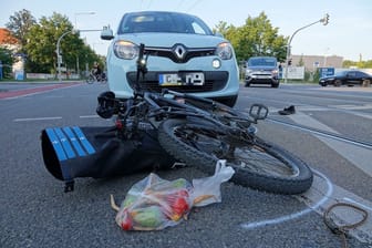 Sachsen / Dresden: Am 22.08.2024 kam es gegen 18.30 Uhr auf der Löbtauer Straße/Ecke Hirschfelder Straße zu einem Verkehrsunfall. Ein PKW Renault Twingo kollidierte mit einer Radfahrerin. Der Renault war von der Hirschfelder Straße nach links auf die Löbtauer Straße abgebogen. Die Radfahrerin wurde schwer verletzt und ins Krankenhaus eingeliefert. Die Insassen des Renault blieben unverletzt. Möglicherweise könnte der Renaultfahrer durch die tiefstehende Sonne geblendet. Der Verkehr wurde an der Unfallstelle vorbeigeleitet. Die Straßenbahnlinie 6 wurde in Richtung Wölfnitz umgeleitet. Der Verkehrsunfalldienst der Polizei ermittelt zur Unfallursache.