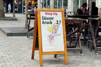 Um diese Tafel auf der Bolkerstraße geht es: Der Aufsteller bleibt aber wie in den vergangenen 16 Jahren stehen.