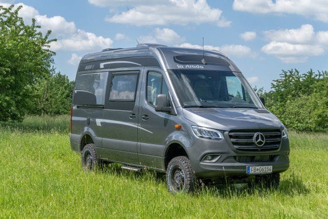 Keine sechs Meter lang, aber mit Einzelbetten und nur für das Reisen zu zweit ausgelegt – das ist der neue La Strada Regent E auf Sprinter-Basis.