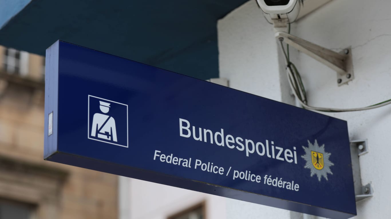 Schild der Bundespolizei (Symbolbild): Der Verletzte sei von der Polizei schon gesucht worden.