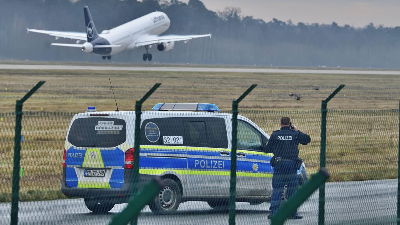 Kräfte der Bundespolizei bewachen einen Flughafen (Symbolbild): Auch wegen der "Letzten Generation" wurde das Sicherheitsaufgebot in Hamburg erhöht.