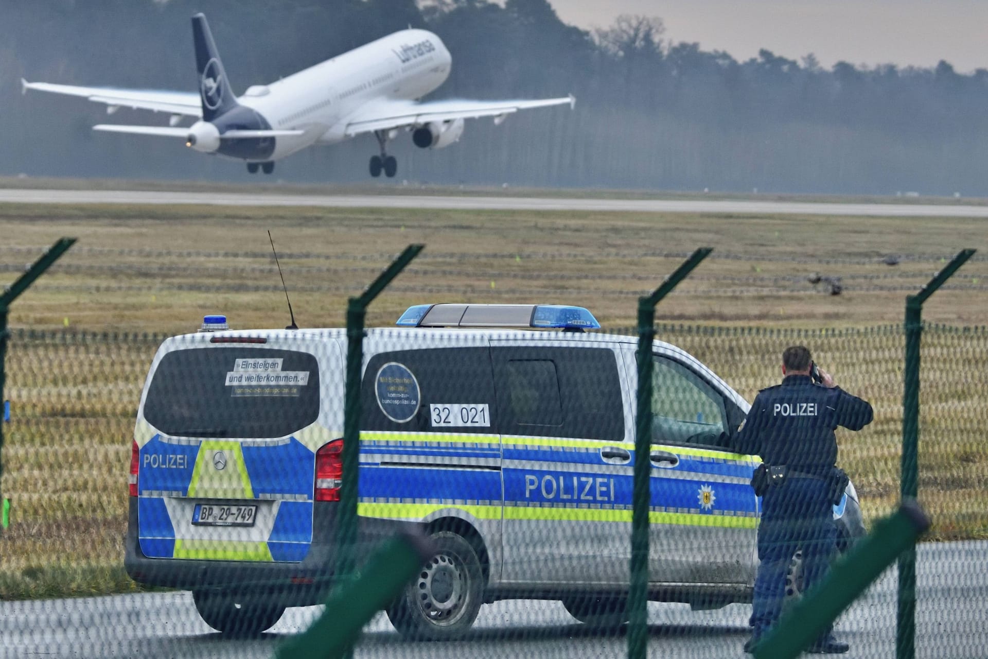 Kräfte der Bundespolizei bewachen einen Flughafen (Symbolbild): Auch wegen der "Letzten Generation" wurde das Sicherheitsaufgebot in Hamburg erhöht.