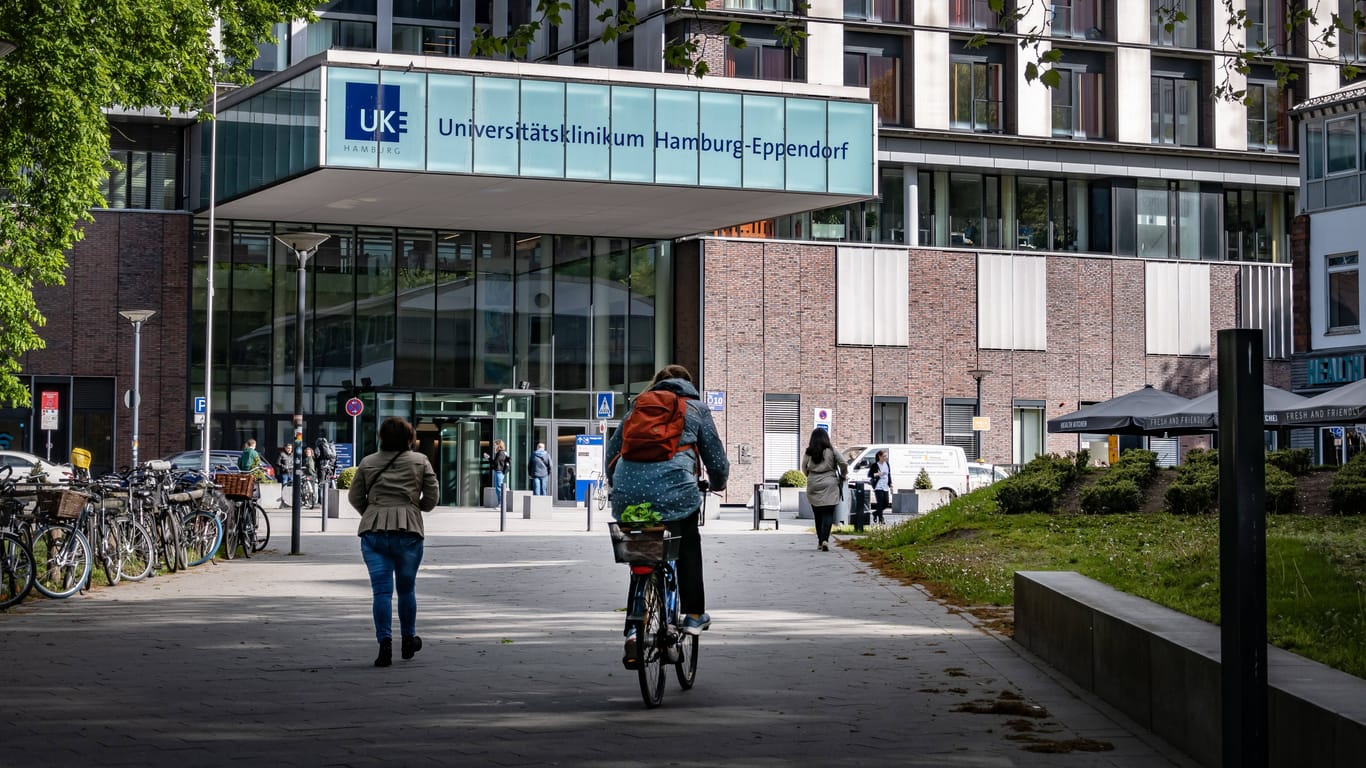 Der Eingang zum UKE (Symbolbild): Die Klinik hat im Fall eines umstrittenen Mediziners entschieden.