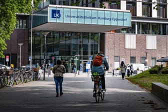 Der Eingang zum UKE (Symbolbild): Die Klinik hat im Fall eines umstrittenen Mediziners entschieden.