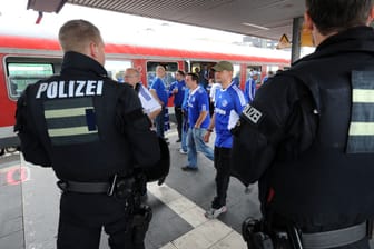 Schalke-Fans von Polizei an Bahnhof begleitet (Archivbild): Hunderte Anhänger mussten nach einer Kontrolle die Heimreise antreten.