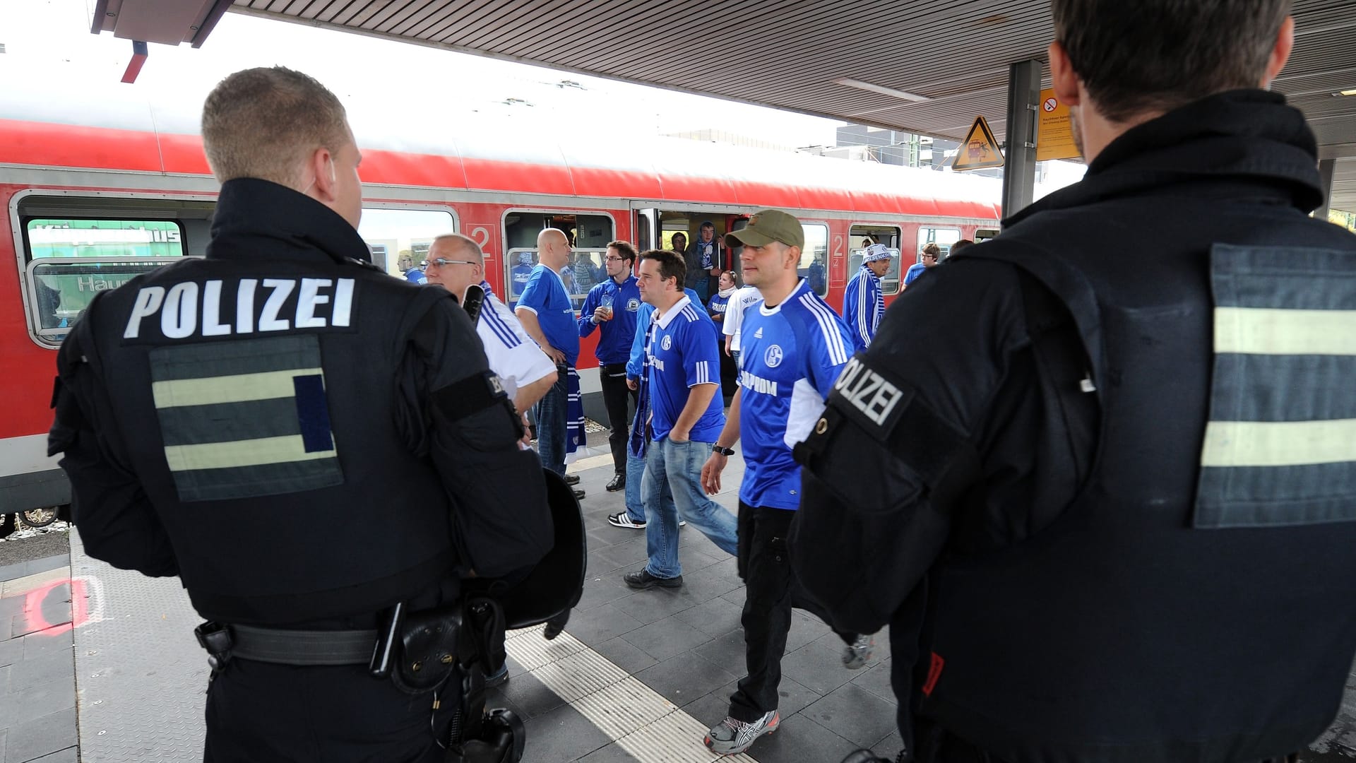 Schalke-Fans von Polizei an Bahnhof begleitet (Archivbild): Hunderte Anhänger mussten nach einer Kontrolle die Heimreise antreten.