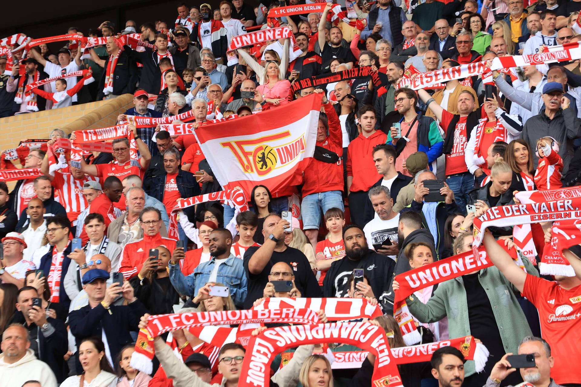 Fans von Union Berlin (Archivbild): Der Verein hat jetzt seine neuen Trikots vorgestellt.