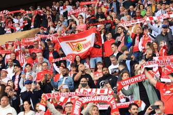 Fans von Union Berlin (Archivbild): Der Verein hat jetzt seine neuen Trikots vorgestellt.