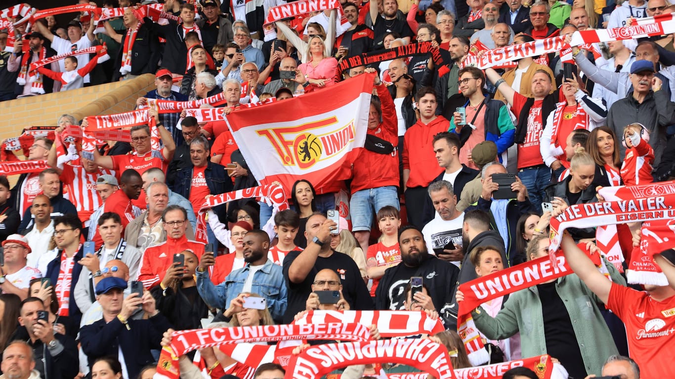 Fans von Union Berlin (Archivbild): Der Verein hat jetzt seine neuen Trikots vorgestellt.