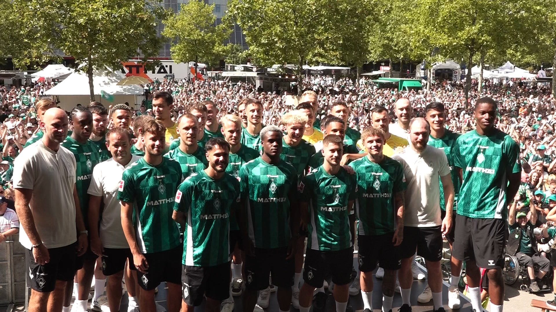 Tausende kamen zum "Tach der Fans" in Bremen.