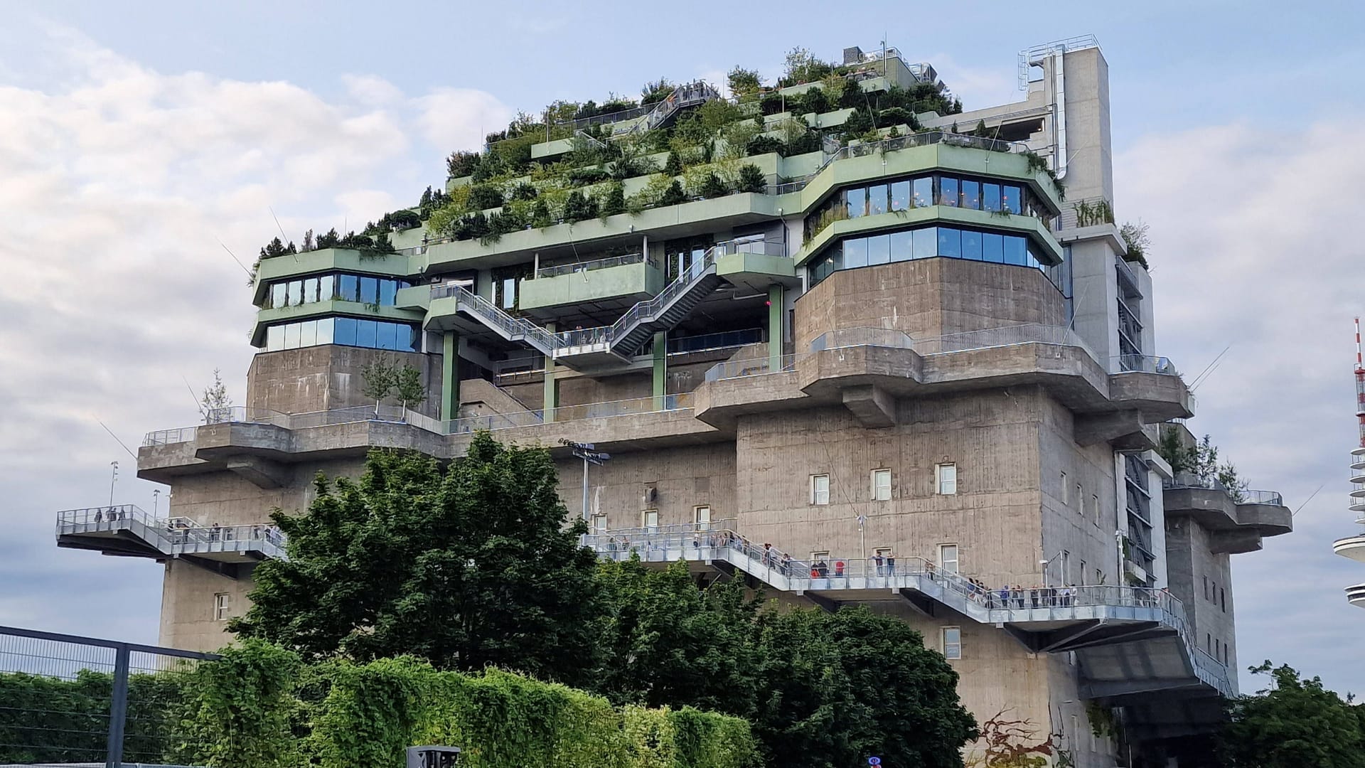 Der begrünte Bunker auf St. Pauli in Hamburg: Auf dem Dachgarten wachsen 4.700 Pflanzen.