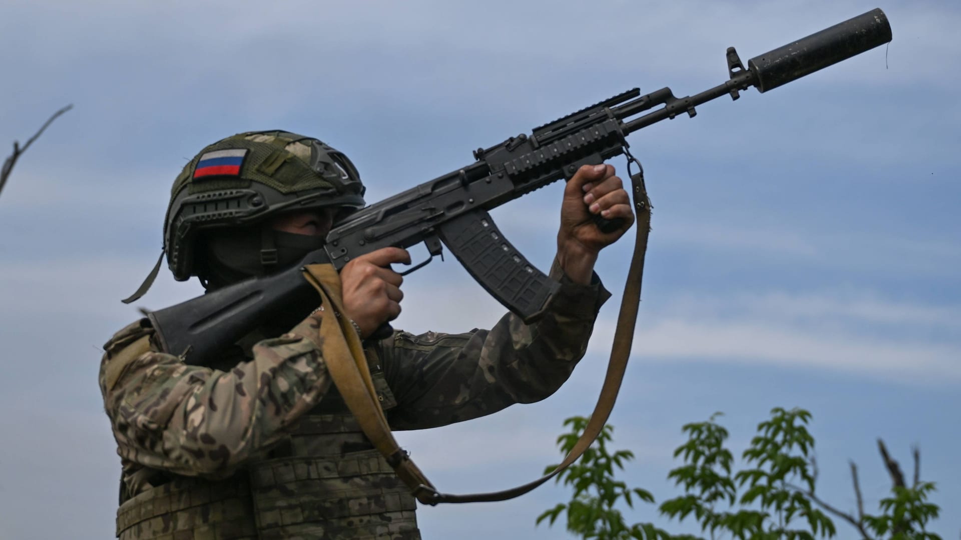 Ein russischer Soldat schießt auf ein Ziel in der Luft: Im Osten der Ukraine soll die Intensität der russischen Attacken zugenommen haben.