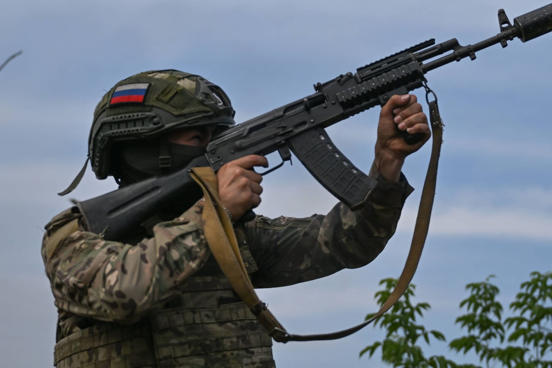 Ein russischer Soldat schießt auf ein Ziel in der Luft: Im Osten der Ukraine soll die Intensität der russischen Attacken zugenommen haben.