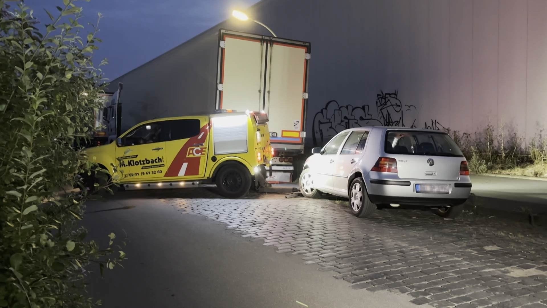 Am Mittwochabend lieferte sich die Dortmunder Polizei eine Verfolgungsjagd mit einem silbernen VW-Golf. Unter einem Lkw machten sie schließlich eine Entdeckung.