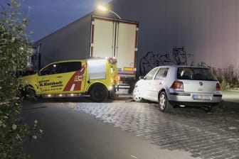 Am Mittwochabend lieferte sich die Dortmunder Polizei eine Verfolgungsjagd mit einem silbernen VW-Golf. Unter einem Lkw machten sie schließlich eine Entdeckung.