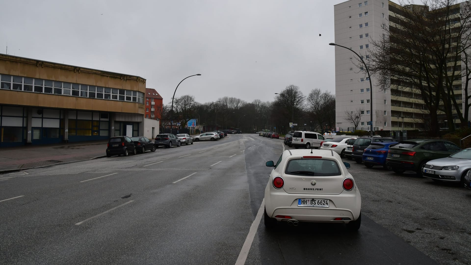 Die Straße aus Sicht der Kreuzung Holstenstraße. So sah sie noch im März 2023 aus.