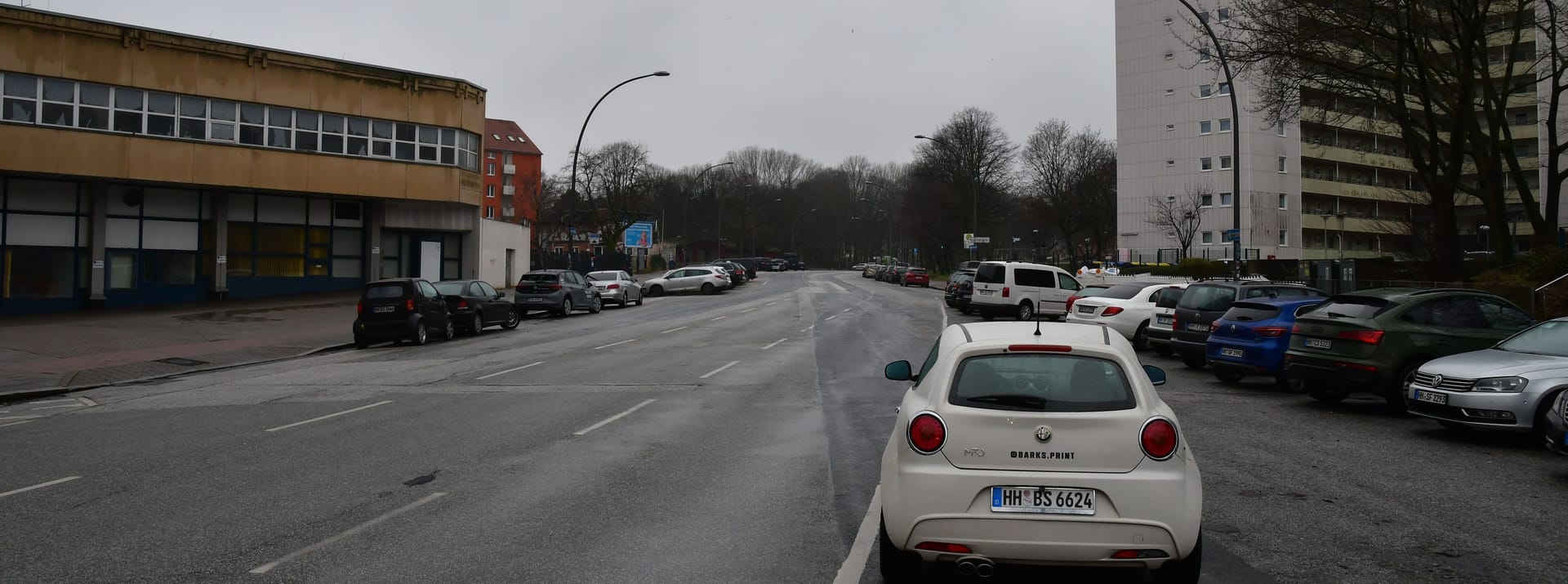 Die Straße aus Sicht der Kreuzung Holstenstraße. So sah sie noch im März 2023 aus.