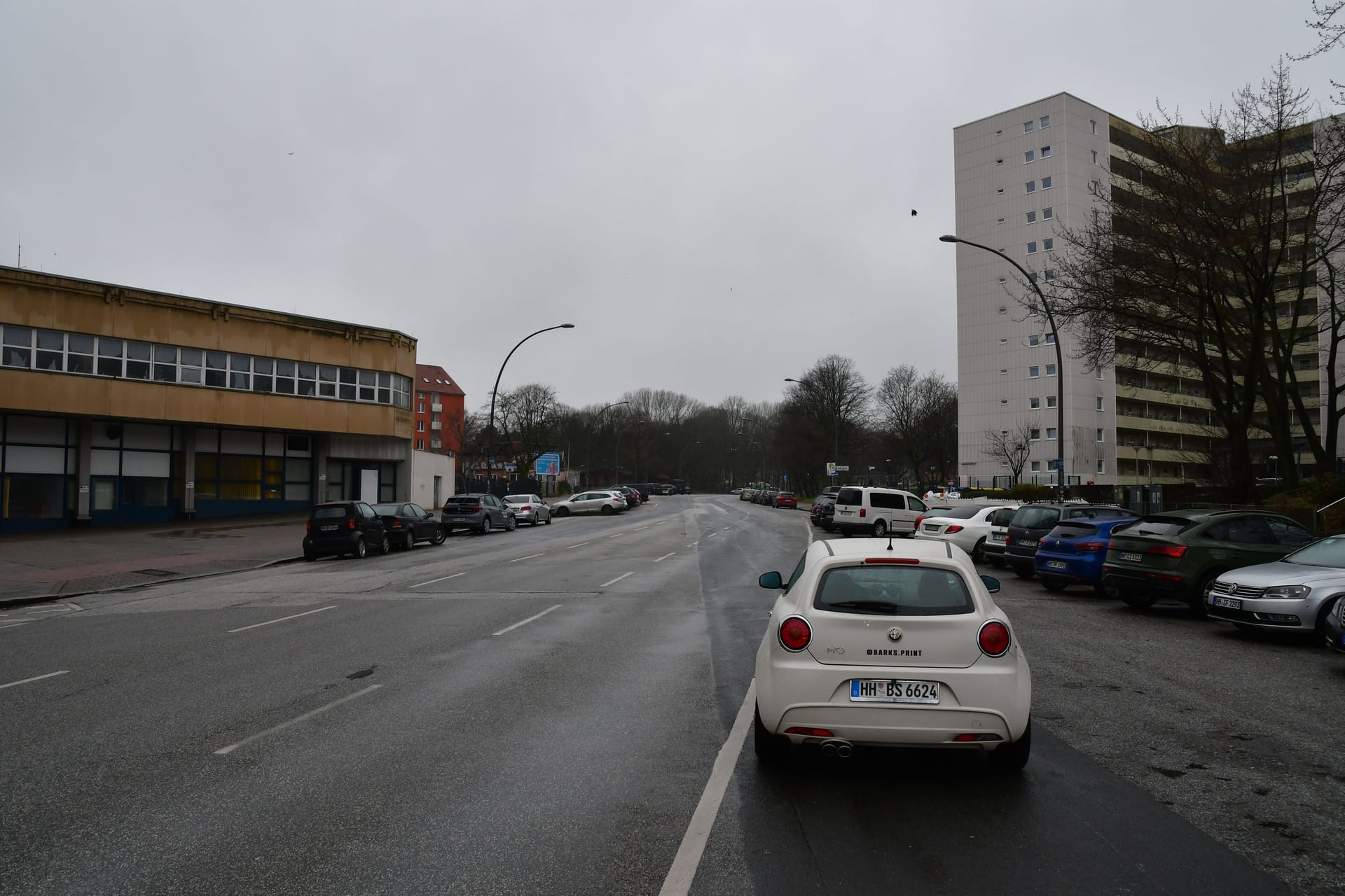 Die Straße aus Sicht der Kreuzung Holstenstraße. So sah sie noch im März 2023 aus.