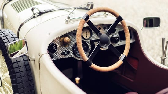 Discreetly hidden: The levers for driving modes and the like have a historical look. (Source: Bentley)