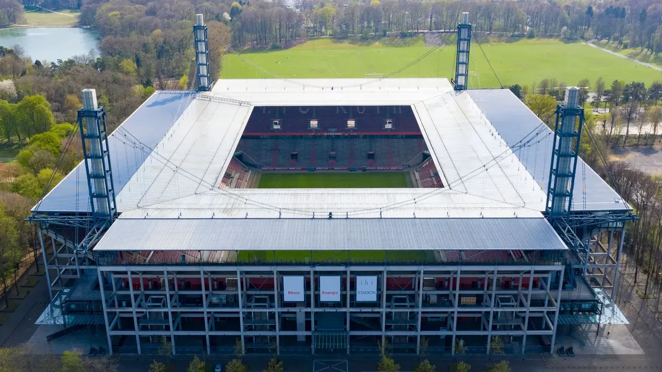 Außenansicht des Rheinenergiestadions (Archivbild): Zwischen Freitagabend und Montagmorgen wurden hier Anschlusskabel gestohlen.