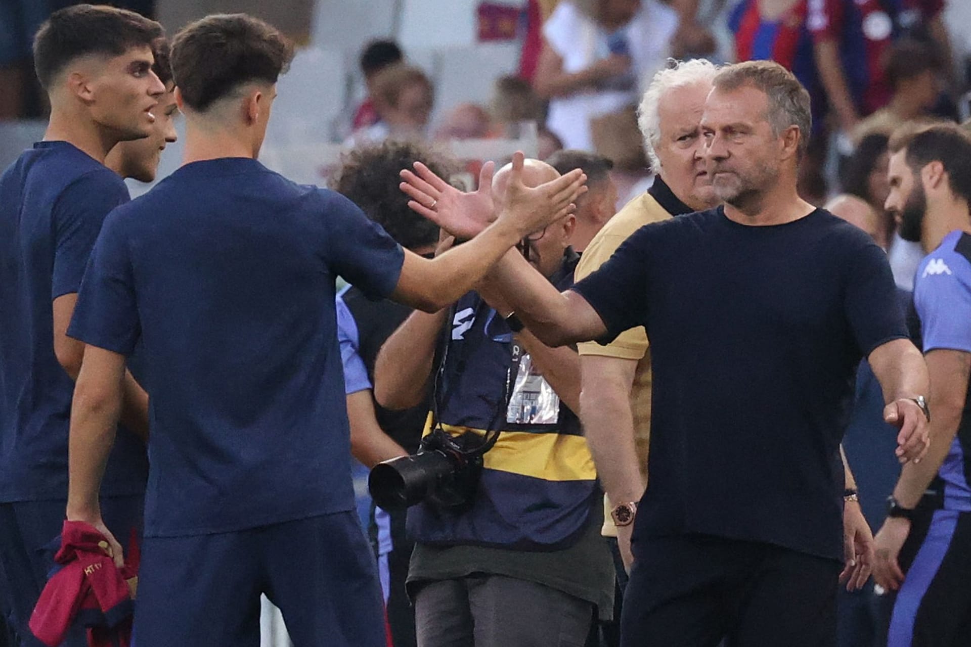 In Feierlaune: Hansi Flick und seine Barça-Stars.