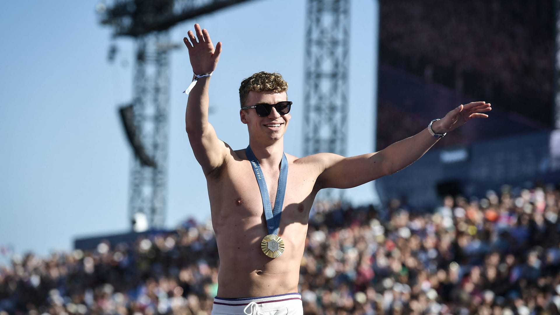 Schwimmheld: Leon Marchand zeigt den französischen Fans eine seiner vier Goldmedaillen.