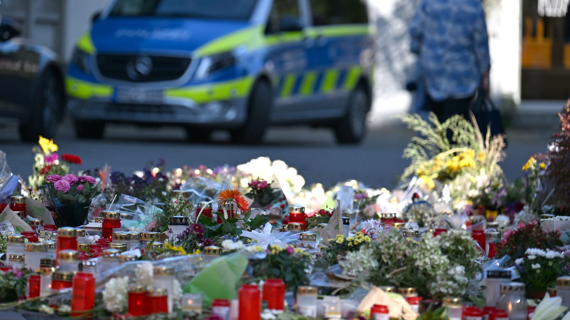 Blumen und Kerzen in der Nähe des Tatortes: In Solingen wird getrauert.