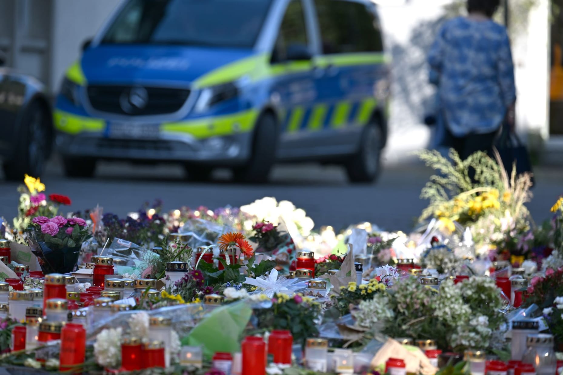 Blumen und Kerzen in der Nähe des Tatortes: In Solingen wird getrauert.