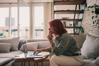 Frau arbeitet am Laptop