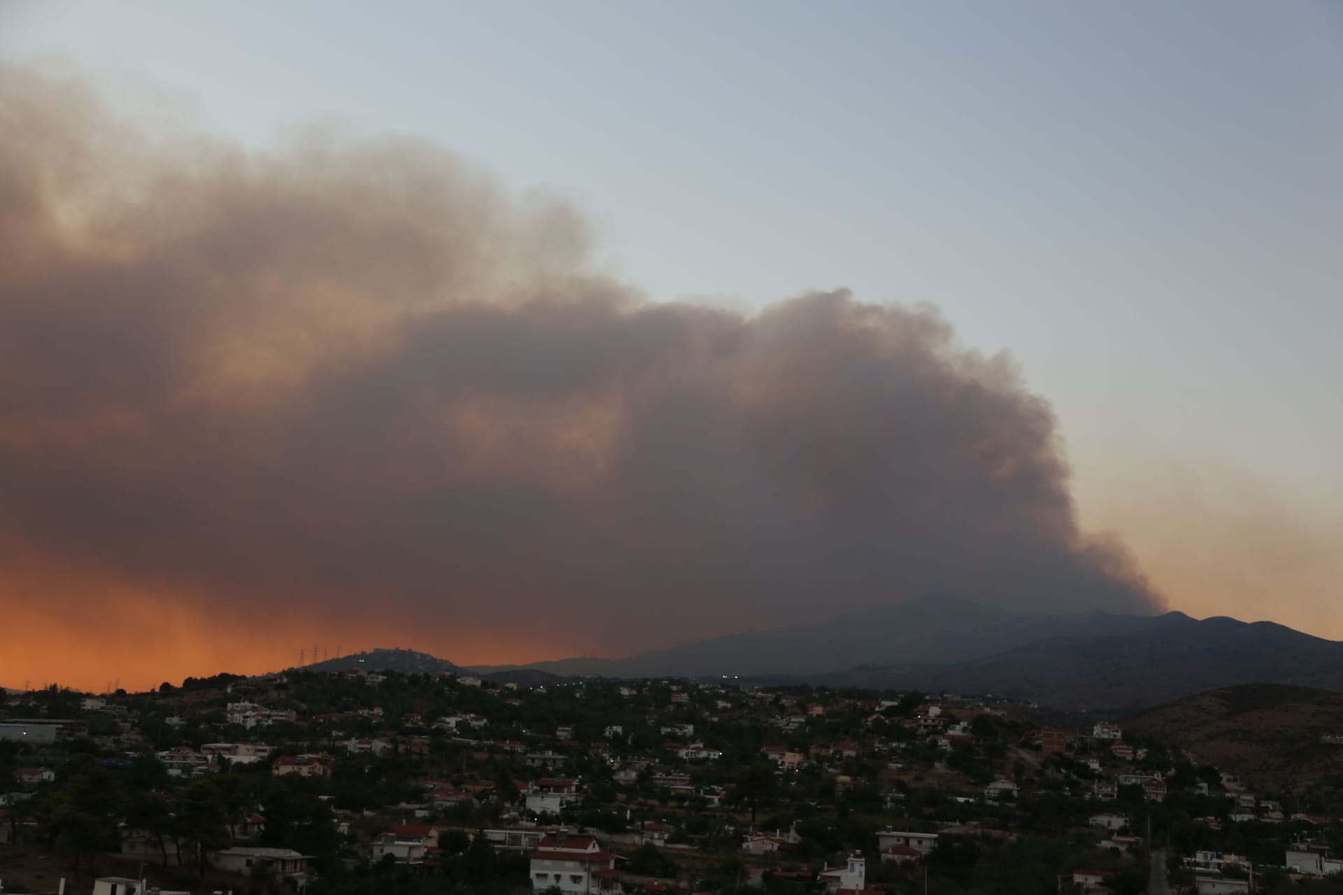 Dunkler Rauch steigt auf über einem großen Waldbrand in Varnavas, etwa 35 km von Athen entfernt.